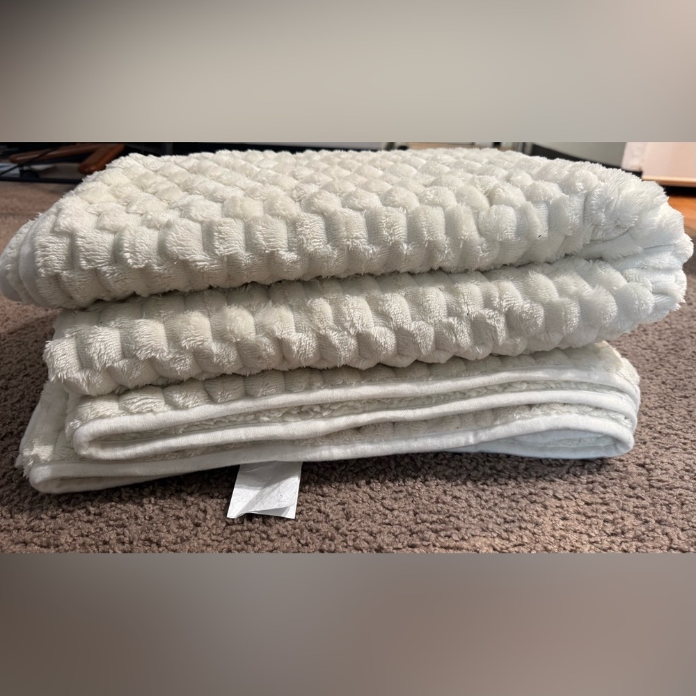 Weighted blanket 60in x 80in and 15lb weight.